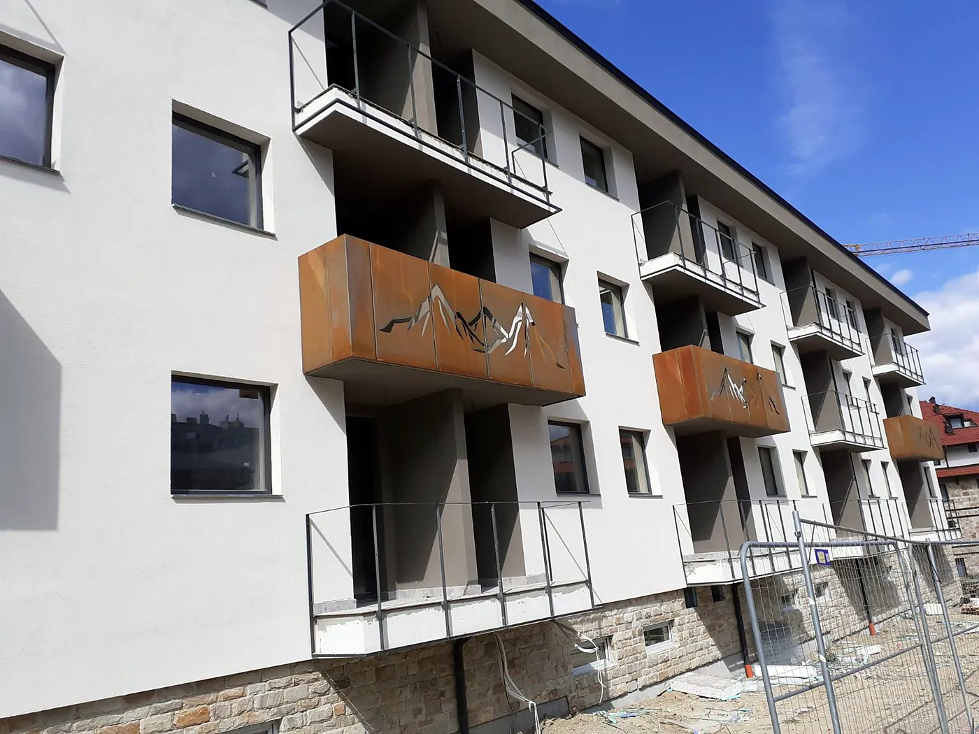 Balkongeländer aus lasergeschnittenem Cortenstahl mit Bergmotiv