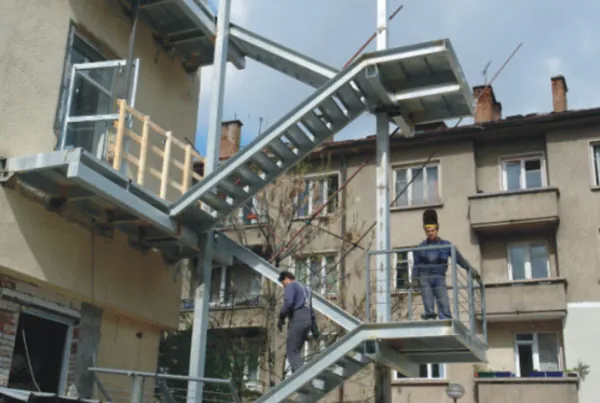 Außentreppe aus Stahl mit Podesten an einem Wohnhaus montiert