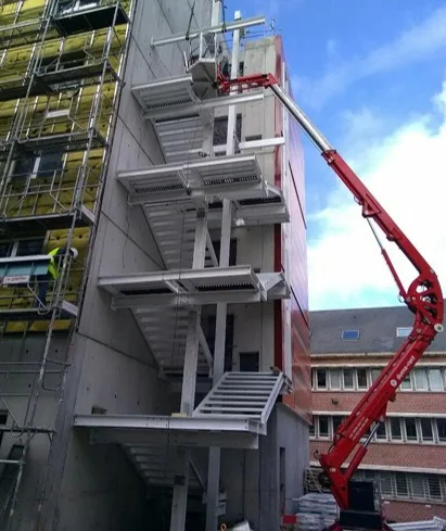 Außentreppe aus Stahl während der Montage