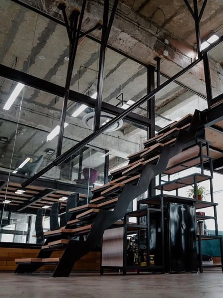 Treppe mit gekantetem Stahlblech-Wangenträger und Holzstufen in einem Loft-Büro