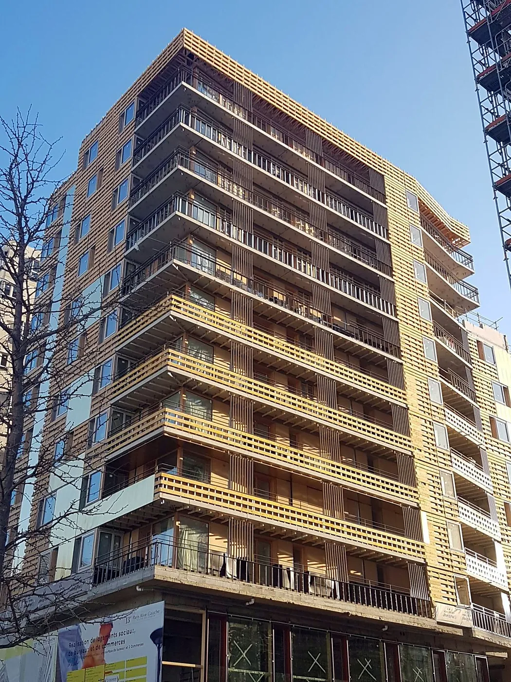 Wohngebäude im Bau in Paris mit Stahl-Balkongeländern