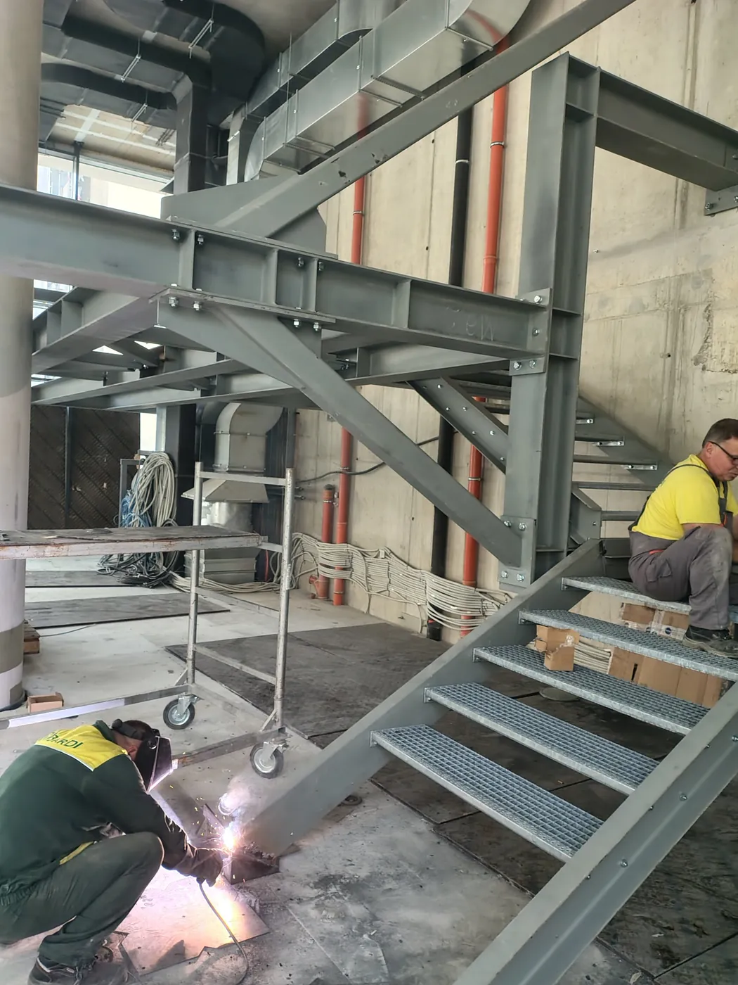 Industrietreppe aus Stahl mit verzinkten Gitterrosten, Schweißarbeiten vor Ort